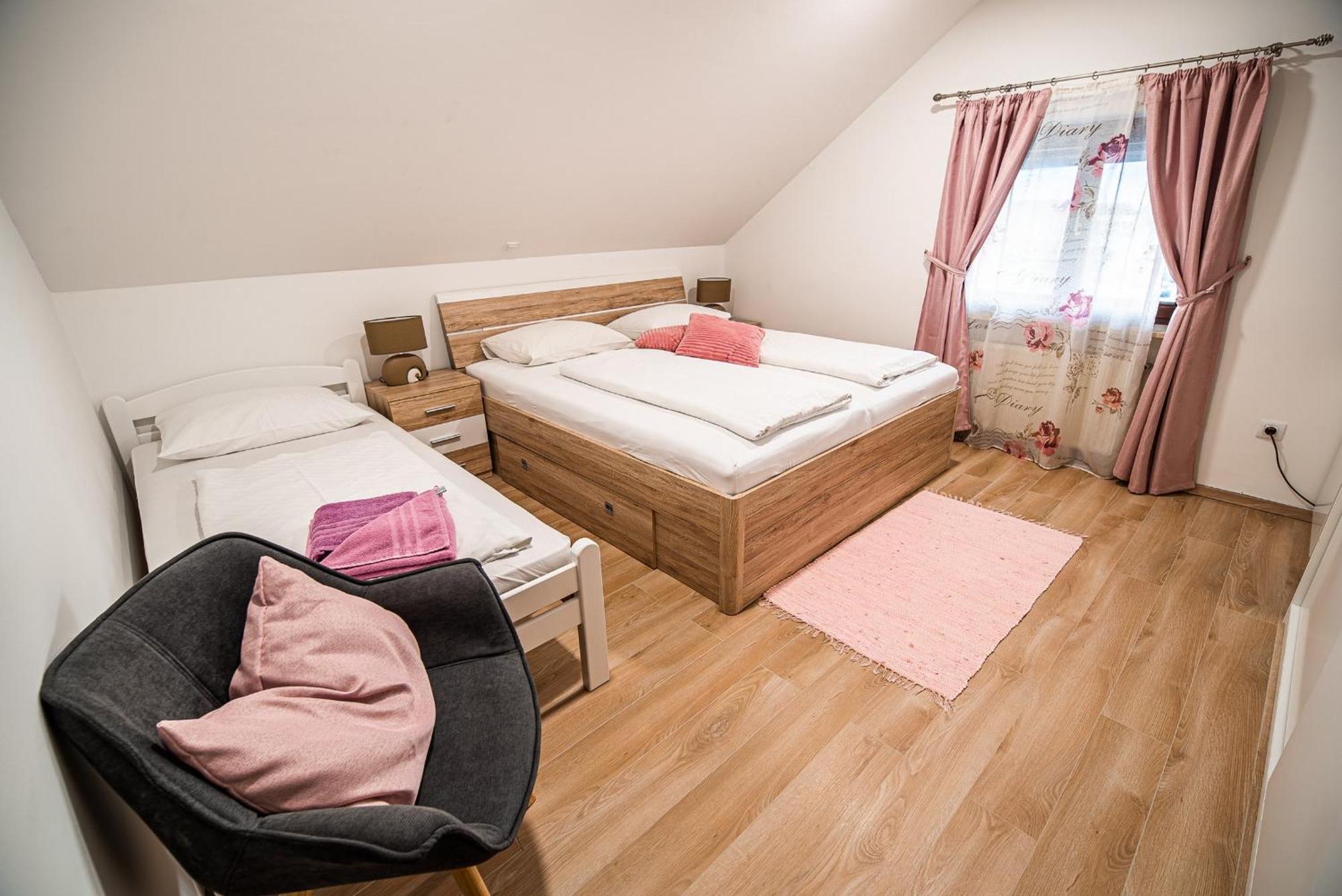 Guesthouse Leski Dvor Lesce  Rom bilde